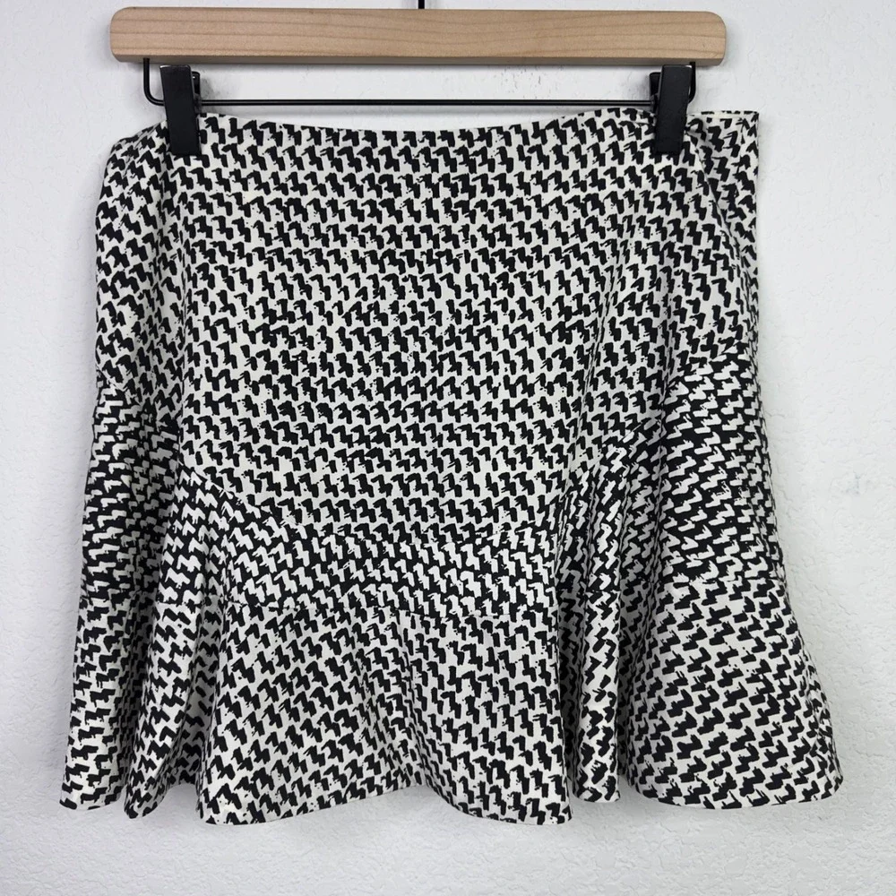Diane von Furstenberg Skirt Womens M Black White Silk‎ Abstract Flounce Luxury